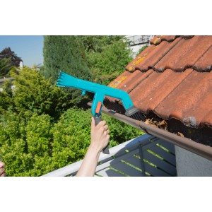 Gardena combisystem ereszcsatorna-tisztító használat közben: Ereszcsatornák tisztítása kefével és kaparóval.