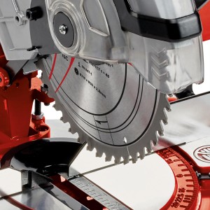 Közelkép: Einhell TC-MS 2112 gérvágó fűrész fűrészlappal és szögskálával.