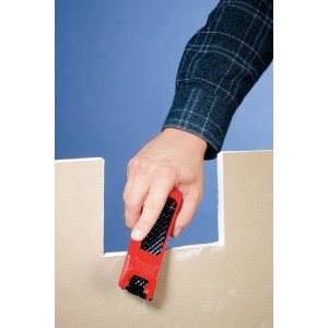 LUX Block reszelő fa Comfort használat közben gipszkartonon, piros műanyag keret.