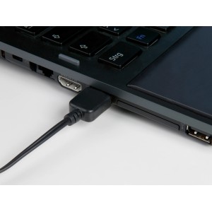 RGB 2m LED szalag flexband csatlakoztatva laptophoz, indirekt világításhoz.