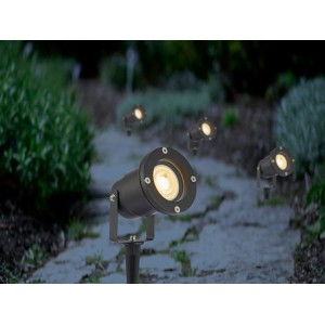 Fekete LED kerti reflektor földbe szúrható tüskével és meleg fehér fénnyel (2700K) megvilágítja a kerti ösvényt.