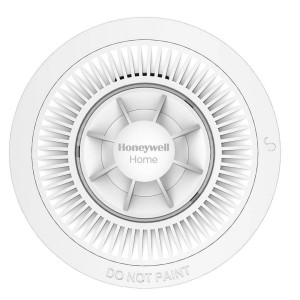Közeli kép egy fehér Honeywell Home füstérzékelőről, mennyezetre szerelhető.