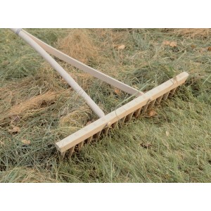 LUX fa gereblye 55 cm munkaszélességgel talajegyengetéshez és gyepmunkákhoz.