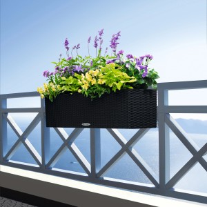 Grafitfekete Lechuza Balconera Cottage 80 virágláda növényekkel egy erkélyen.