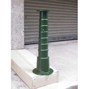 Fekete öntöttvas pumpaállvány kézi pumpához, kb. 68 cm magas.