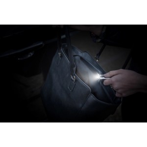 Energizer LED kulcstartós lámpa világít a kézitáskában.