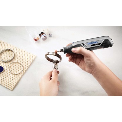 Dremel Lite 7760-15 mini szerszám használat közben egy karperec polírozásához.
