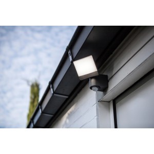 Lutec LED Sunshine kültéri reflektor forgatható fejjel, házfalra szerelve.