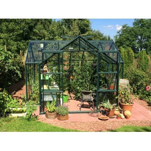 Vitavia Sirius smaragd üvegház alappal, 13 m², növényekkel a kertben.