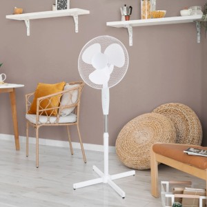 Fehér álló ventilátor, Ø 40 cm, magasság 120 cm, a nappaliban.