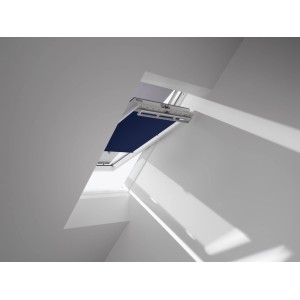 Kék Velux DKL MK06 1100S fényzáró roló a tetőtéri ablakon nappalra és éjszakára.
