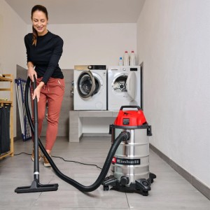 Nő takarít padlót Einhell TC-VC 3055 S nedves-száraz porszívóval, 30 l-es rozsdamentes acél tartállyal.