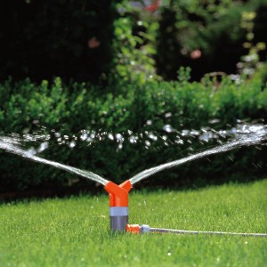 Gardena Classic Foxtrott körforgó öntöző egy gyepet öntöz.