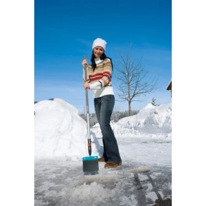 Nő használ Gardena combisystem fa nyelet 180 cm-es hótolólapáttal a hó eltakarításához.