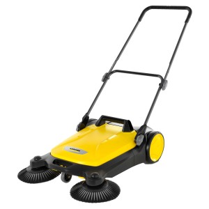 Kärcher S4 Twin seprőgép: Sárga-fekete kézi seprőgép két oldalkefével.