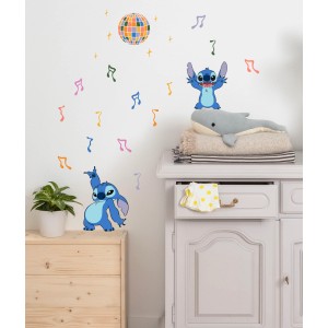 Komar Stitch Music dekorációs matricák fali dekorációként egy gyerekszobában, hangjegyekkel és diszkógömbbel.