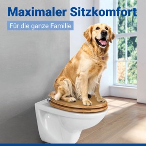 WENKO bambusz WC-ülőke. Egy kutya ül a világos fa WC-ülőkéjén, kényelmet és stabilitást mutatva.