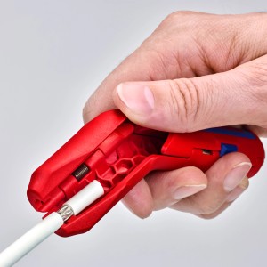 Knipex ErgoStrip kábelcsupaszító szerszám piros színben, kábelcsupaszítás közben.