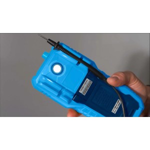 Kék Pancontrol PAN 184 PROFI digitális multiméter mérővezetékkel a kézben.