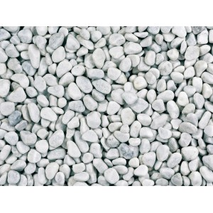 Közeli kép fehér Carrara márványkavicsokról (8-16 mm) díszkavicsként a kertbe.