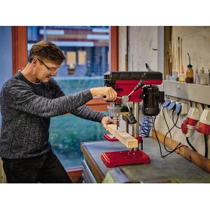 Einhell TC-BD 450 oszlopos fúrógép fát fúr, piros/fekete.
