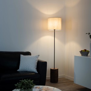 Just Light állólámpa fa dekor talppal és bézs lámpabúrával, 165 cm magas.