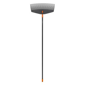 Fiskars Solid L lombseprű: Széles lombseprű rugalmas fogakkal kertészkedéshez.