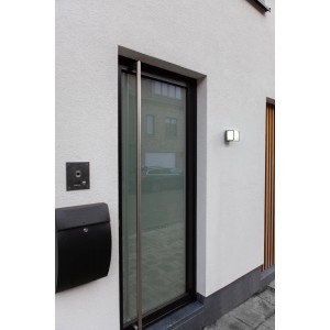 Modern, antracit LED kültéri fali lámpa Doblo small fehér házfalon.