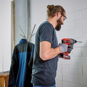 Einhell Power X-Change TE-HD 18 Li-Solo akkus fúrókalapács falba fúrás közben.