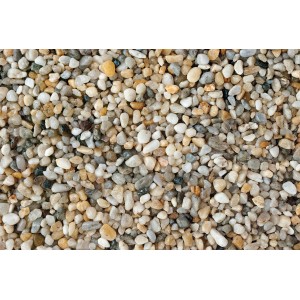 Közelkép színes, 4-8 mm-es ütéscsillapító kavicsról Big-Bag zsákban, ideális játszóterekre.