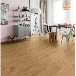 Nappali vízálló Kronoflooring Binyl Pro Major Oak laminált padlóval, deszka hatású.