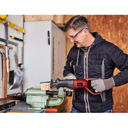 Einhell TC-AP 690 E univerzális fűrész használat közben fa vágásához a műhelyben.
