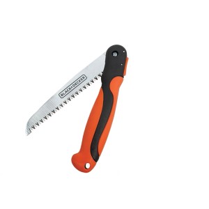 Összecsukható fűrész Black+Decker márkától, narancs-fekete nyéllel, kerti munkákhoz.