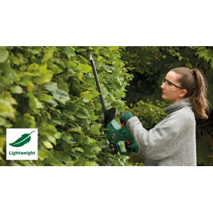 Nő sövényt vág a Bosch EasyHedgeCut 18-45 akkus sövénynyíróval. Könnyű kertészkedés.