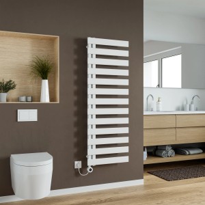 Fehér Azur elektromos törölközőszárító Lilly 140x60 cm (700 W) a fürdőszobában.