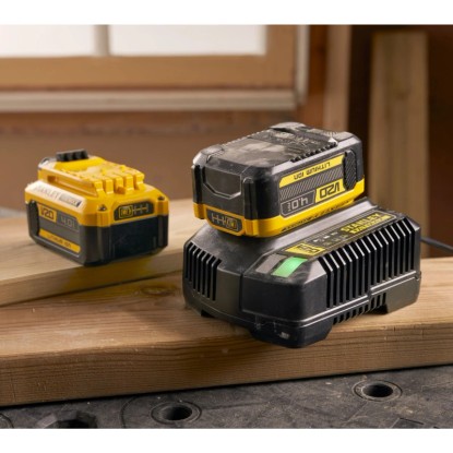 Stanley Fatmax V20 18V/4Ah akkumulátor töltővel elektromos szerszámokhoz.