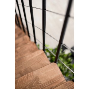 Közelkép: Minka Comfort Top Turn lépcső diófa fokokkal és fekete korláttal.