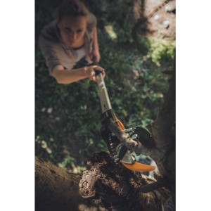 Nő ágat vág a Fiskars PowerGearX UPX82 bypass ágvágóval. Hosszú nyelű kerti olló.