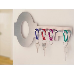 Karabiner szett kulcstartókkal kék, piros, lila és zöld színben, kulcs alakú kulcstartón.