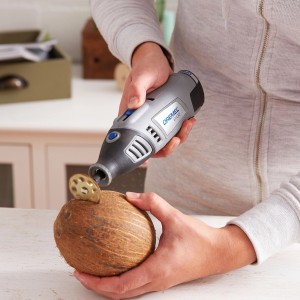 Dremel EZ SpeedClic vágókorong használat közben, kókuszdiót vág.