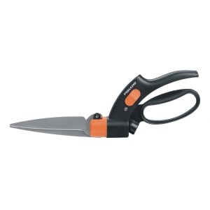Fiskars GS42 gyepszegélynyíró Servo-System rendszerrel a pontos gyepszegélyekhez és formázáshoz.