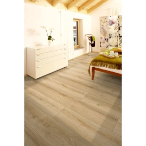 Világos szoba Kaindl Comfort 7 mm Eiche Evoke Classic laminált padlóval.