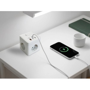 Fehér 6 az 1-ben aljzatkocka USB-C, USB-A és töltő okostelefonnal az asztalon.