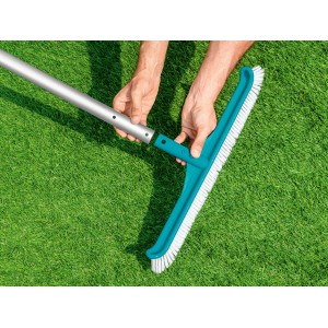 Bestway Flowclear medencekefe teleszkópos rúddal a medence tisztításához.