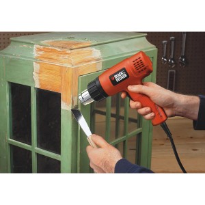 Black+Decker KX1650 hőlégfúvó (1750 W) festéket távolít el egy ablakkeretről.