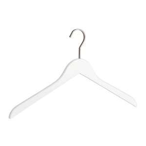 Fehér fa akasztó fém akasztóval textil tároláshoz.