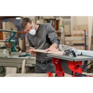 Einhell TC-TS 8 I asztali körfűrész használat közben fa munkadarabbal.