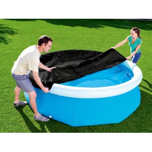 Bestway Flowclear fekete medence takaró, Ø 244 cm, melyet két ember húz a medencére.