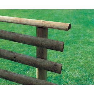 Közelkép egy barna félkör alakú fából készült kerítésről (7x250x3 cm) a kertben.