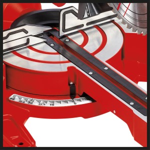 Közelkép: Einhell TC-SM 254 húzós-gérvágó fűrész szögskálával és fűrészlappal.